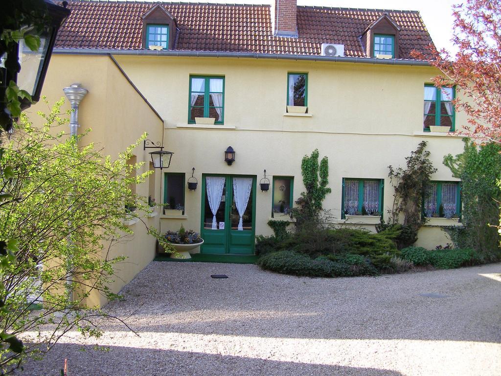 Logis Auberge A La Tete De Lard Ла-Ферте-Эмбо Экстерьер фото