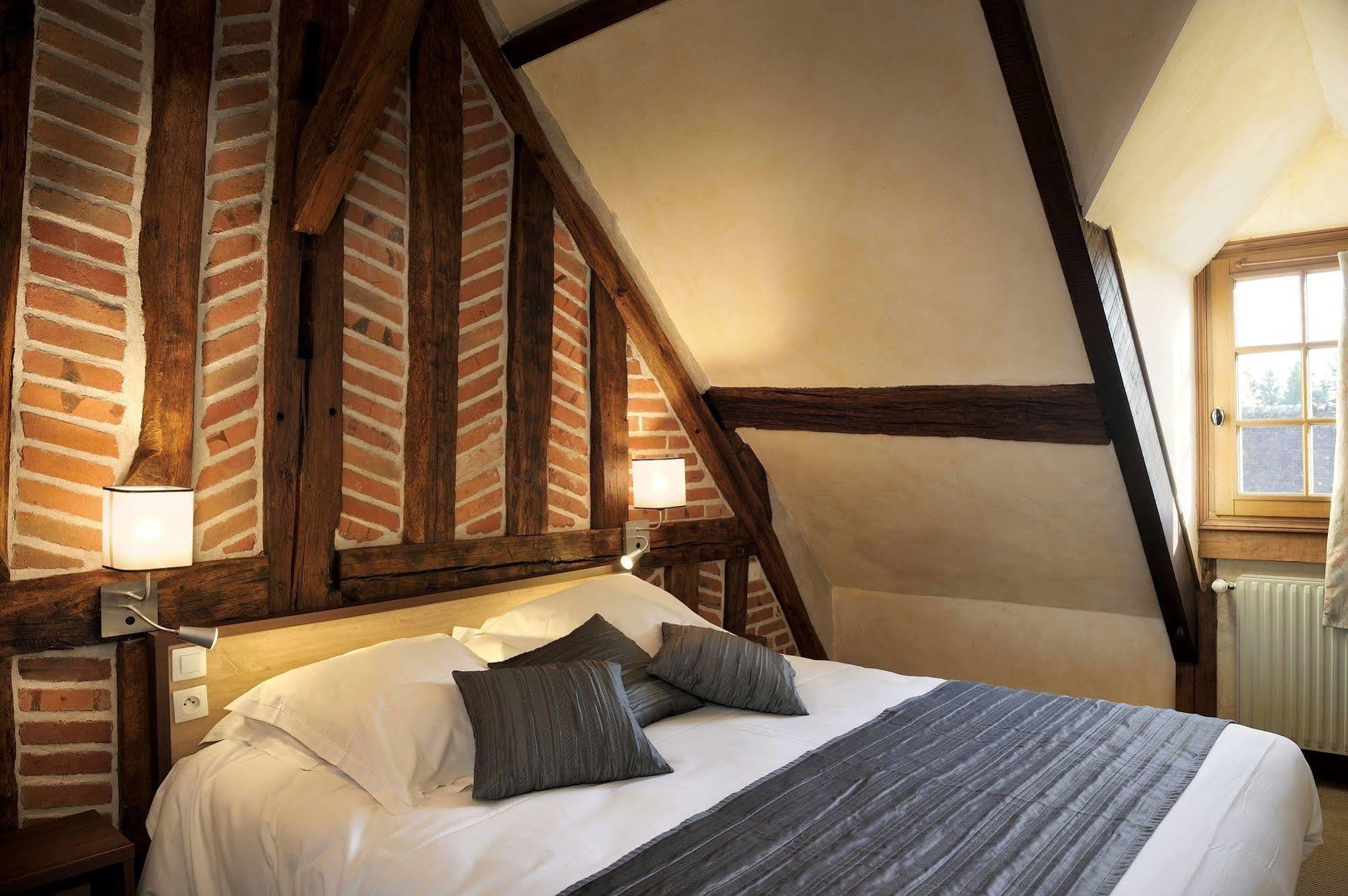 Logis Auberge A La Tete De Lard Ла-Ферте-Эмбо Экстерьер фото