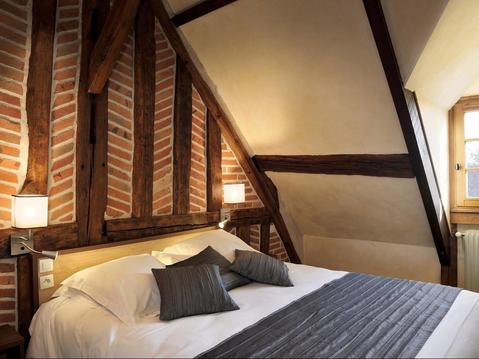 Logis Auberge A La Tete De Lard Ла-Ферте-Эмбо Экстерьер фото